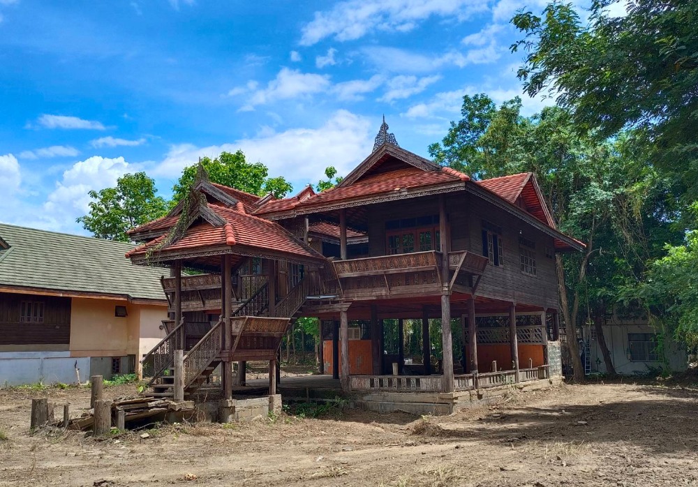 For SaleHouseLamphun : Beautiful Thai style house for sale, hardwood. Carpentry craftsmanship 380,000 baht, Mueang Nga Subdistrict, Mueang District, Lamphun Province (all 26 poles are handmade)