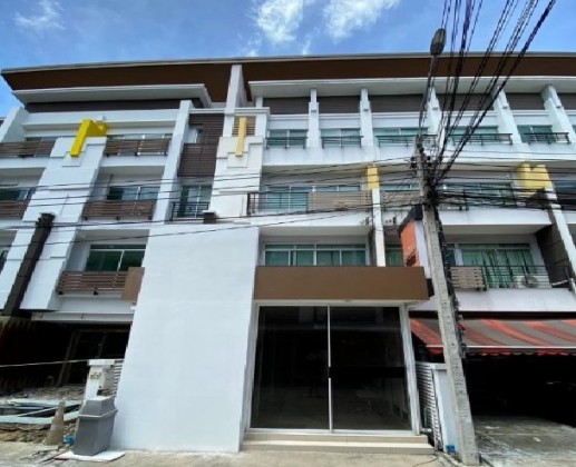For RentTownhouseLadprao101, Happy Land, The Mall Bang Kapi : For Rent Townhome / Home Office for rent, 4 floors, Biztown Ladprao project, Biztown Ladprao, on Ladprao Road, very good location, air conditioning throughout the building. Decorated as an office Suitable for use as an office, able to register a company.