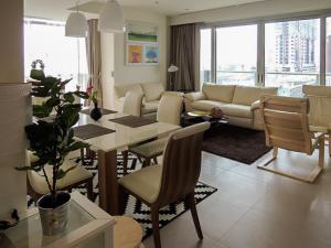 For SaleCondoWongwianyai, Charoennakor : HOT DEAL! 2 Beds Condo for Sale!