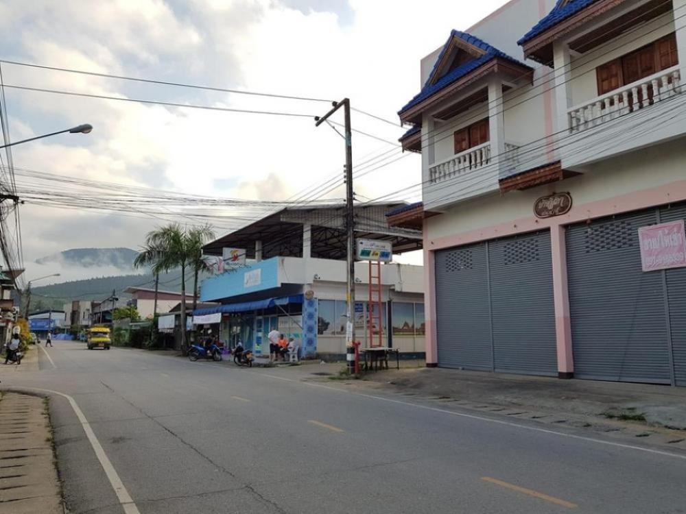 For SaleShophouseMae Hong Son : Commercial building with warehouse and 5-6 parking lots for sell in the heart of Mae Sariang city