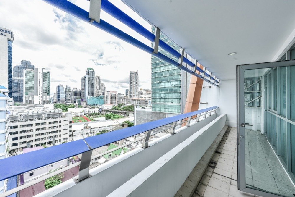 ขายคอนโดสาทร นราธิวาส : ด่วน! ห้องใหญ่ ติดBTS St.Louise ราคาต่อ ตรม.ไม่ถึงเเสน 2b2b 124sqm high floor call 0968516616