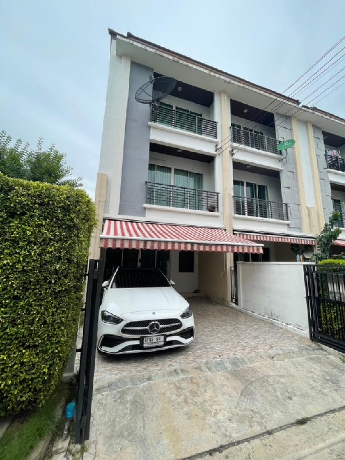 For SaleTownhouseRatchadapisek, Huaikwang, Suttisan : Single house for sale in the middle of the city, Ratchada 36, ​​corner house with space on the side, complete extension, 3-story townhome, width 5 meters, parking for 2 cars.