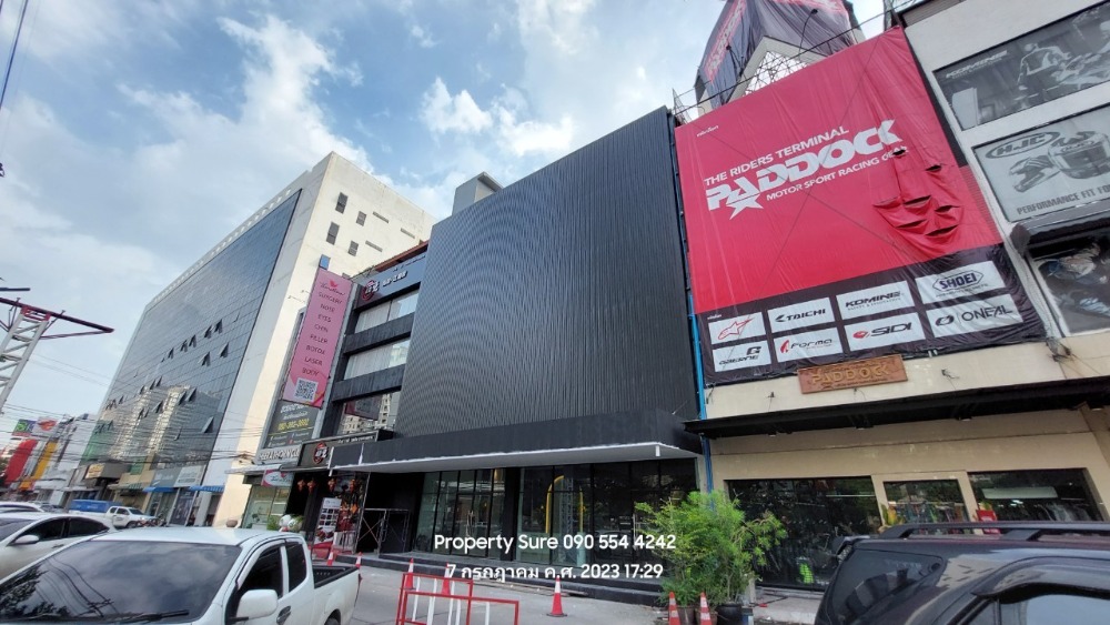 For LeaseholdShowroomRatchadapisek, Huaikwang, Suttisan : Sell+rent a large 5-storey commercial building, 1,100 square meters, next to MRT Huai Khwang, convenient to walk up to the building, Ratchadapisek Road, Bangkok