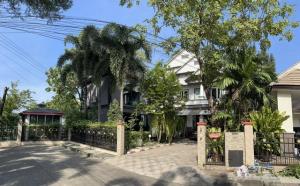 For SaleHousePattanakan, Srinakarin : 2-storey detached house for sale, 3 buildings on an area of ​​136.9 square meters, 5 bedrooms, Soi Phatthanakan 30 Adjacent to Panya Pattanakarn Village, the house is in very good condition.