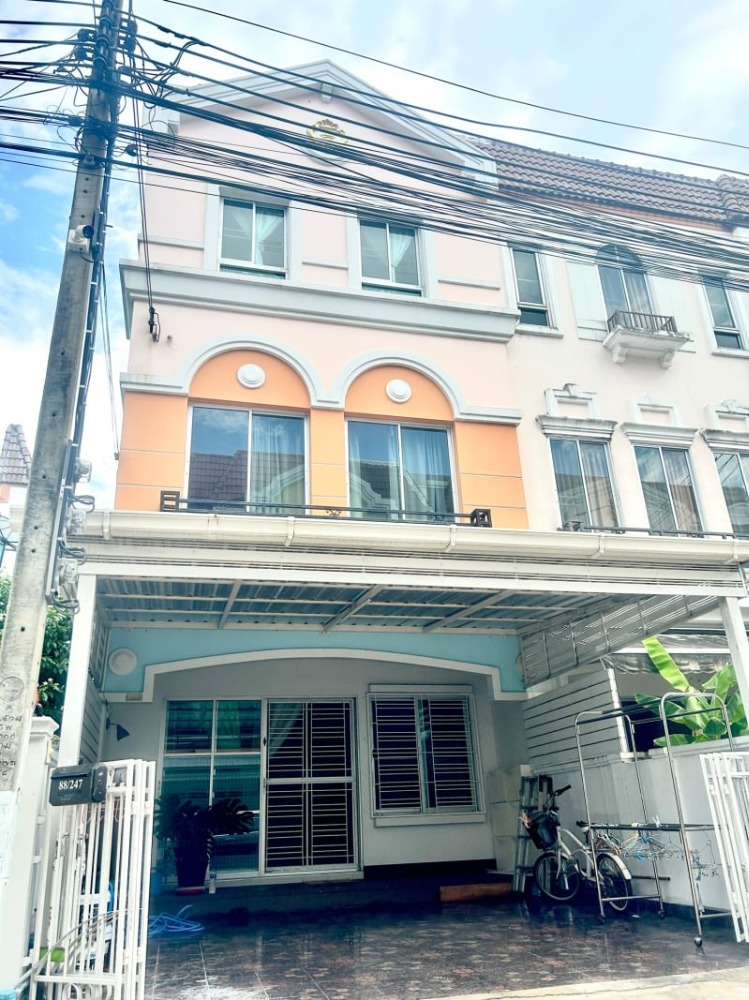 For RentTownhouseOnnut, Udomsuk : Townhouse for rent, 3 floors, 5 air conditioners, beautiful and clean house, Soi Sukhumvit 77 *with furniture and appliances, bring your bags and move in*