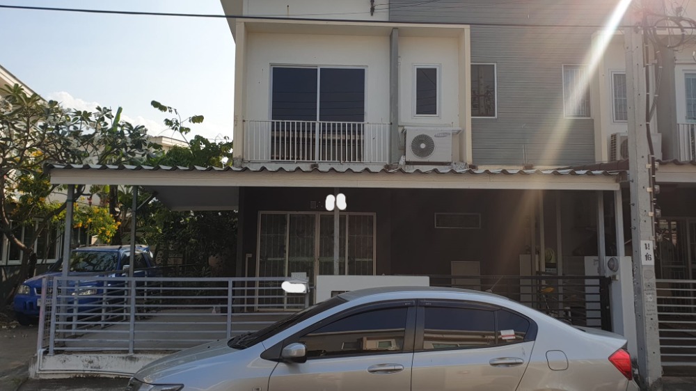 For RentTownhouseChaengwatana, Muangthong : Townhome corner unit with 3 bedrooms in Muang Thong Thani have furniture and air conditioner