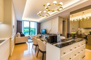 For SaleCondoWitthayu, Chidlom, Langsuan, Ploenchit : Beautifully Furnished 2 Beds Condo for Sale!