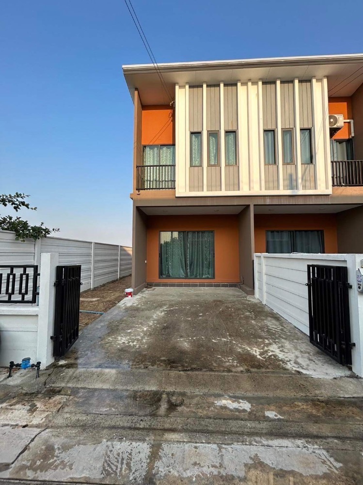 For RentTownhousePathum Thani,Rangsit, Thammasat : 2 storey townhome for rent, Puri Village, Lam Luk Ka Khlong 7, at the end of the alley behind the edge, there is an area beside the house. can raise animals