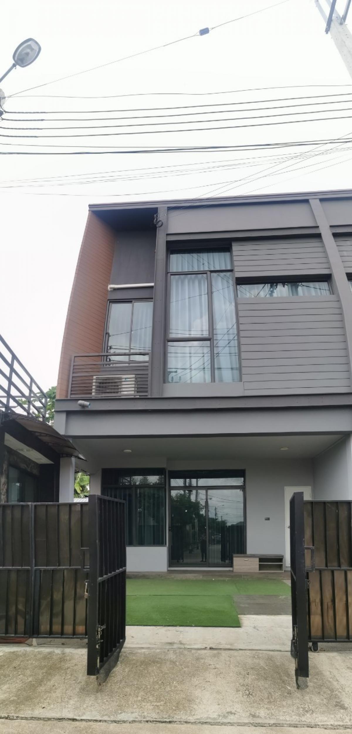 For RentTownhousePattanakan, Srinakarin : Corner townhouse for rent