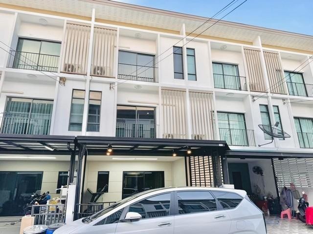 For RentTownhousePattanakan, Srinakarin : P8 Townhouse for rent, 3 floors, Patio Srinakarin - Rama 9 project, Krungthep Kreetha Road