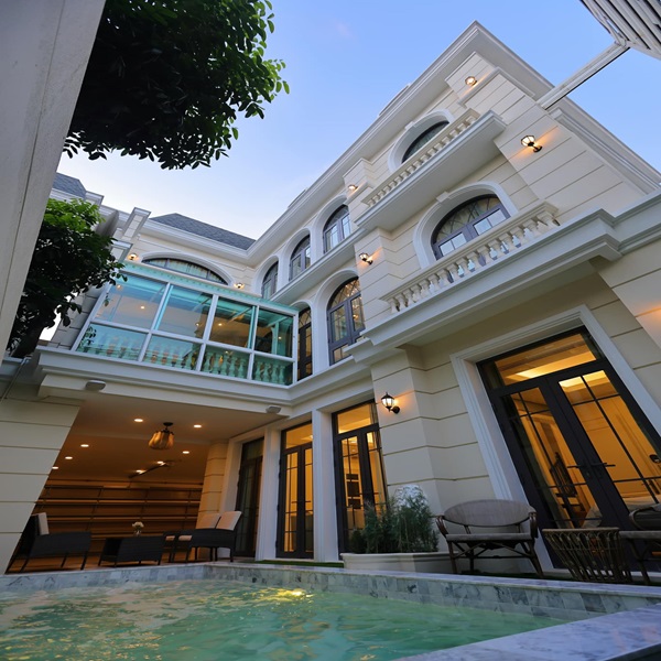 For RentHouseOnnut, Udomsuk : Luxury detached house for rent 2 floors, built-in swimming pool, area 49 sq m, area 500 sq m, 4 bedrooms, 5 bathrooms, fully furnished. Sukhumvit Road 63, Ekkamai, Phra Khanong District, rental price 450,000 baht/mo.