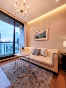 For RentCondoSukhumvit, Asoke, Thonglor : The Address Sukhumvit 28 For Rent, 14th floor, decorated in a beautiful room, very luxurious, very reasonable price, interested, please contact