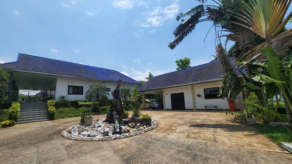 For SaleHouseChiang Rai : Vacation home for sale, Mueang District, Chiang Rai Province, has a swimming pool, land 4 rai 2 ngan 20 sq m., near the Den Chai-Chiang Khong train station.