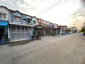 For RentTownhousePathum Thani,Rangsit, Thammasat : 2-storey townhouse with air conditioning at Rin Thong Village Lam Luk Ka Soi 1 near Khu Khot BTS station