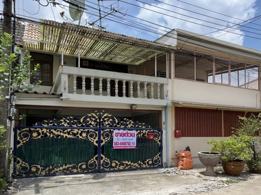 For SaleTownhouseOnnut, Udomsuk : Soi Puengmee 15, Sukhumvit 93, Bang Chak, near BTS Bang Chak, only 4 minutes, 3 beds, 2 baths, terrace, 2 car parks, very good condition.