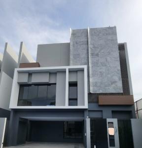 For RentHousePattanakan, Srinakarin : 🔥🔥22196🔥🔥 Luxury modern 3-storey detached house with Rooftop elevator, pool view, for rent Bugaan krungthep kreetha