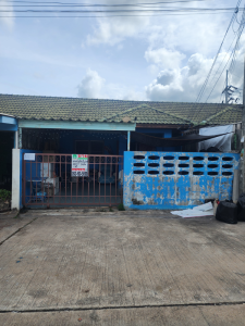 For SaleTownhouseSriracha Laem Chabang Ban Bueng : Single storey townhouse for sale. Sriracha Thani Village Behind Assumption School, Sriracha, with a tenant, no contract, size 26.8 sq m.