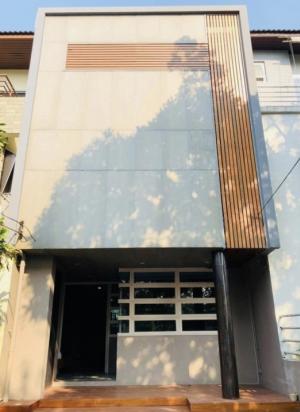 For RentHome OfficeRatchadapisek, Huaikwang, Suttisan : Rent Home Office Ratchada 32 near MRT Lat Phrao Station | 2 parking spaces | Home Office for Rent