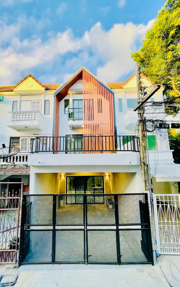 For SaleTownhouseEakachai, Bang Bon : Beautiful townhouse for sale. Renovated and added to Soi Ekachai 84, Bang Bon