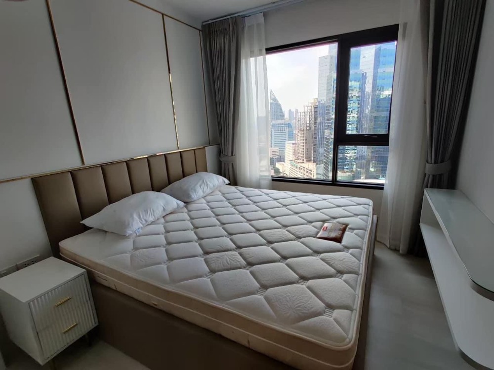 For RentCondoWitthayu, Chidlom, Langsuan, Ploenchit : Life One Wireless : 35 sq m. 31th floor, BTS Ploenchit, beautiful room, fully furnished soft creamy white furniture, complete electrical appliances