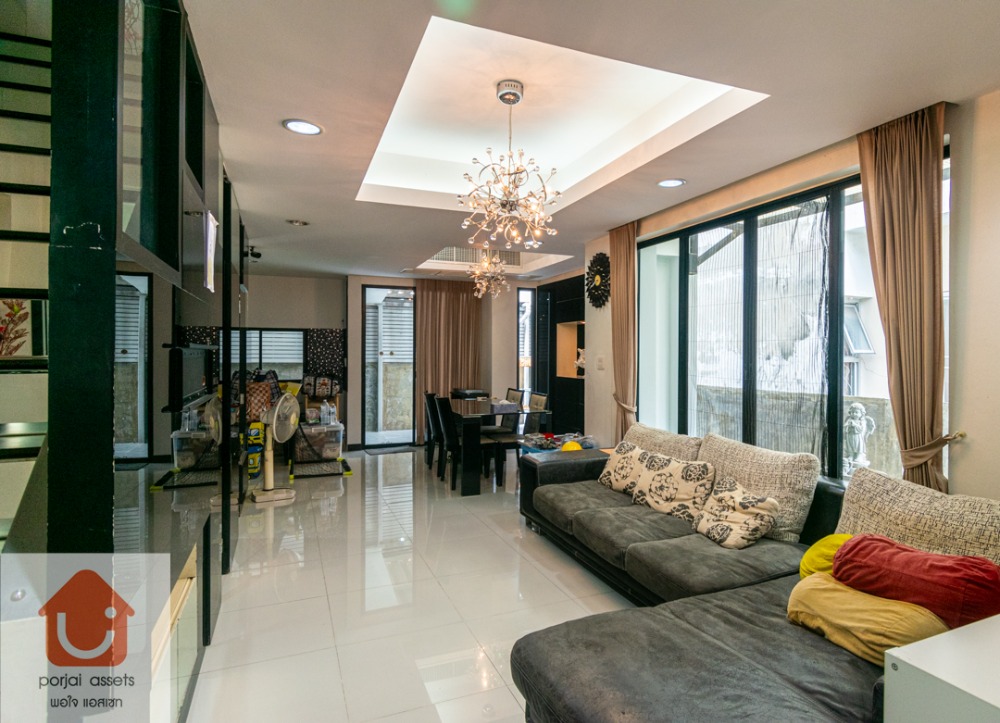 For SaleTownhouseRatchadapisek, Huaikwang, Suttisan : 3-storey townhome for sale behind the corner of Supalai Ville Ratchada 32 project, corner townhome, 3 bedrooms, 3 bathrooms, size 26 sq m, built-in furniture throughout Location Soi Ratchadaphisek 32