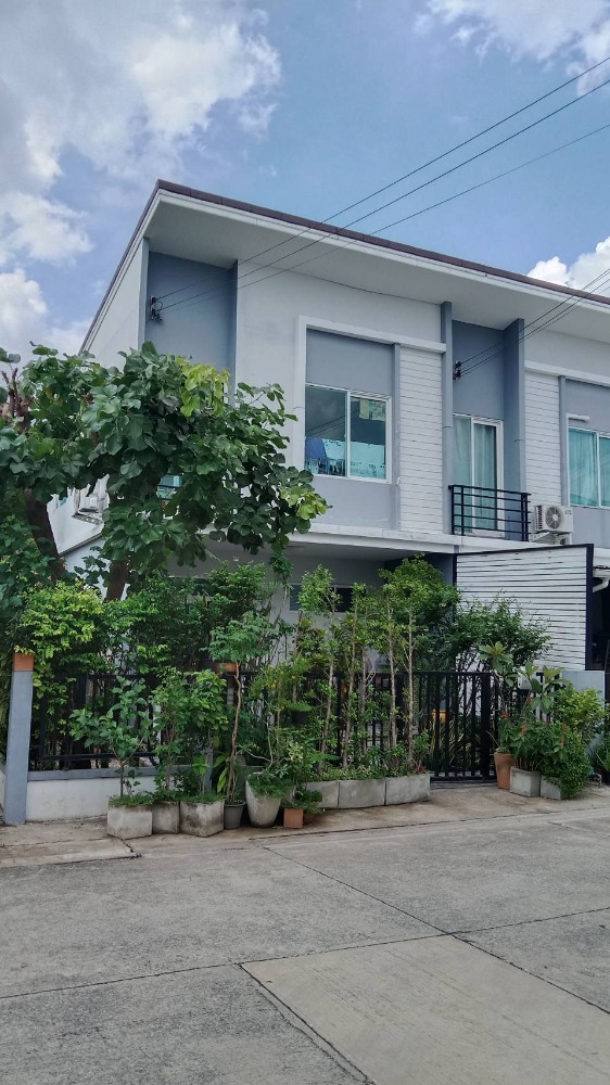 For SaleTownhouseVipawadee, Don Mueang, Lak Si : Urgent sale, 2-storey townhouse, Casa City, Casa City, Don Mueang, area size 25.20 square wah, 3 bedrooms, 2 bathrooms, behind the corner, next to the garden, main road, convenient to travel, interested, contact 061-949-8888