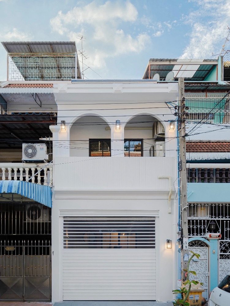 For SaleTownhouseSathorn, Narathiwat : 🚨 The owner is selling it himself. You can negotiate the price 🚨 Townhome, good location, near BTS Surasak, large house, 3 floors, 3 bedrooms, 3 bathrooms, convenient travel, connected to Sathorn-Silom Road.