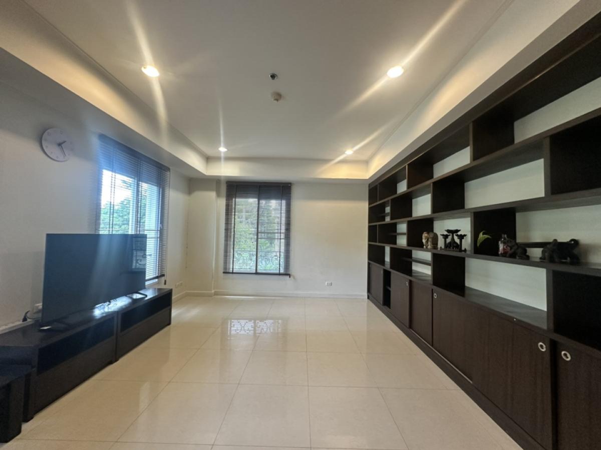 For RentCondoSukhumvit, Asoke, Thonglor : For rent, 2 bedrooms, pool view, room ready to move in, good breeze, tree view, only 350 meters from Thonglor BTS.