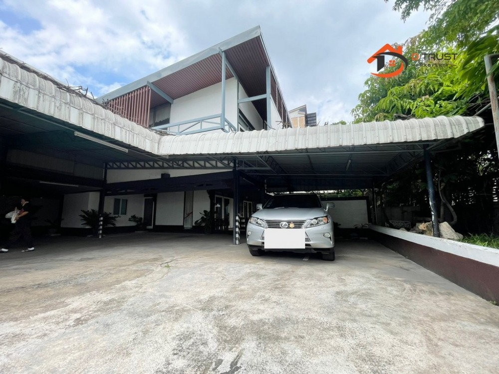 For SaleHouseLadprao, Central Ladprao : House for sale, Ladprao 64 Intersection 7, 2 houses in the same area. Wang Thonglang District Near Central East Ville The Crystal Mall Ekkamai Ramintra