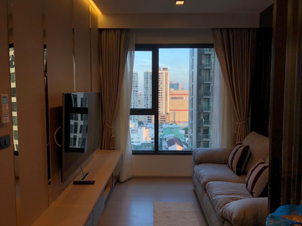 For RentCondoRama9, Petchburi, RCA : Condo for rent, Life Asoke - Rama 9, close MRT rama9, 1bedrooms, 1 bathroom, 36 sqm., 18th floor, The vibe of the place is amazing. Location is perfect. Many places to socialize with sofas around. Fully Furnished 27,000