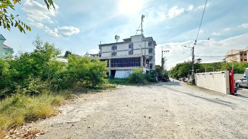 For SaleLandChokchai 4, Ladprao 71, Ladprao 48, : Land for sale with buildings, Ladprao 107, ready to build a dormitory, land size 121 sq.w., near Rattana Bundit University (RBAC)