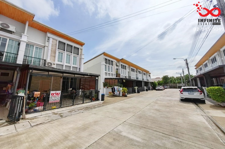 For SaleTownhouseKaset Nawamin,Ladplakao : 2 storey townhouse for sale, Golden Town 2 Village, Ladprao - Kaset Nawamin, Nawamin Road behind the edge