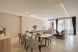 ให้เช่าคอนโดสุขุมวิท อโศก ทองหล่อ : Fully Furnished 3 Beds Condo for Rent!