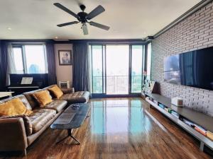 ขายคอนโดสุขุมวิท อโศก ทองหล่อ : Pet Condo ( 2 Bed 156 Sqm ) Large Living Room - 27.5 MB Negotiable @Aguston Sukhumvit 22