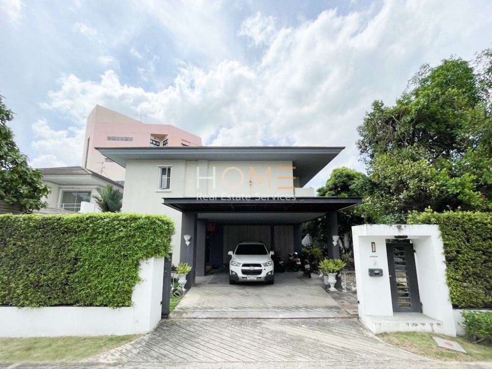 For SaleHousePattanakan, Srinakarin : There is a private swimming pool!! 💦 Single house Noble Tara Pattanakarn / 4 bedrooms (for sale), Noble Tara Pattanakarn / Detached House 4 Bedrooms (FOR SALE) PALM698