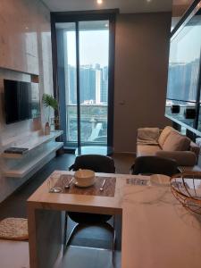 For RentCondoRama9, Petchburi, RCA : Fully Furnished 1 Bed Condo for Rent!