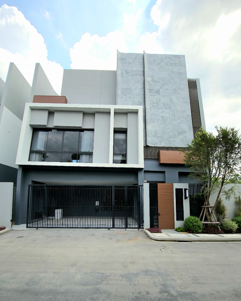 For RentHousePattanakan, Srinakarin : 📣 For rent, Bugaan krungthep kreetha, modern luxury 3-storey house with Rooftop, elevator. New house for rent with fully furnished only 320,000/month