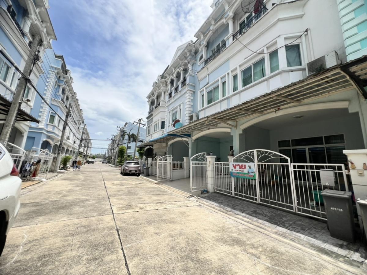 For SaleTownhouseLadkrabang, Suwannaphum Airport : 3-story townhome for sale in the European Town project, Soi Lat Krabang 24/1, very cheap price, next to Lat Krabang Road.