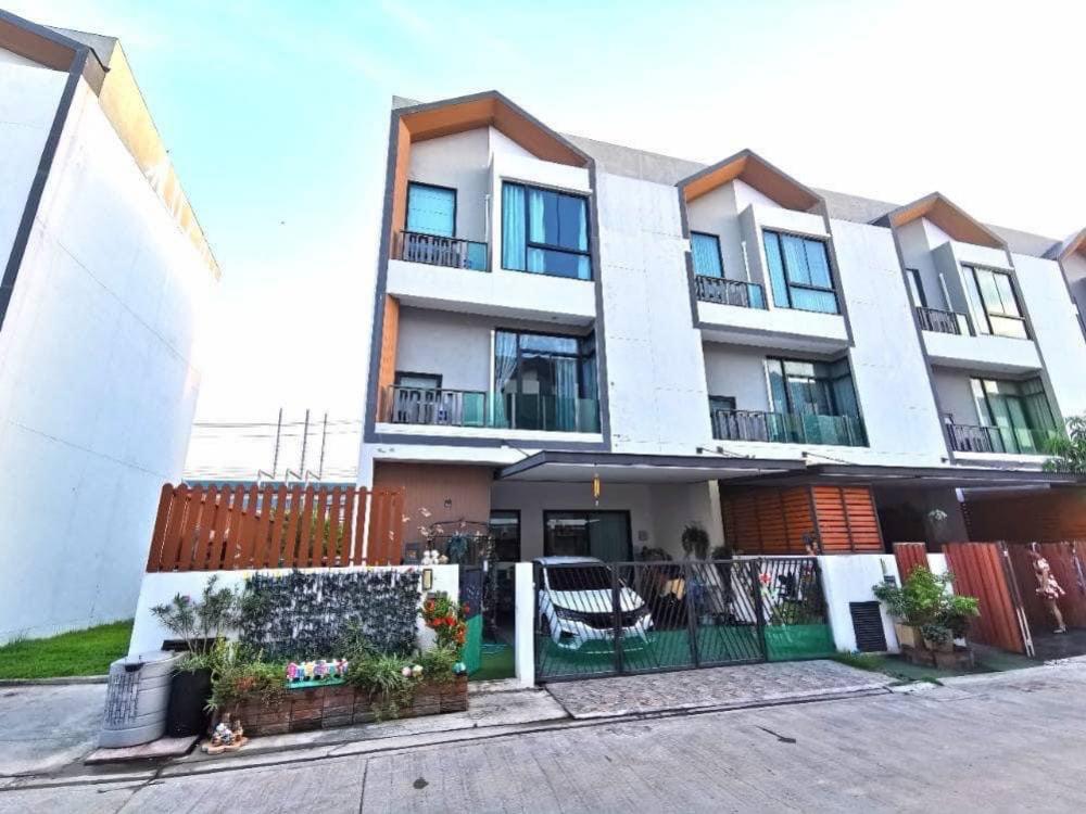 For SaleTownhouseRama 2, Bang Khun Thian : MEWS candles behind the corner The throwing area is very wide. The kitchen has been extended. Ensuite bathroom in every bedroom Near the common swimming pool, special price 4.89 million baht, owner will let it out himself.