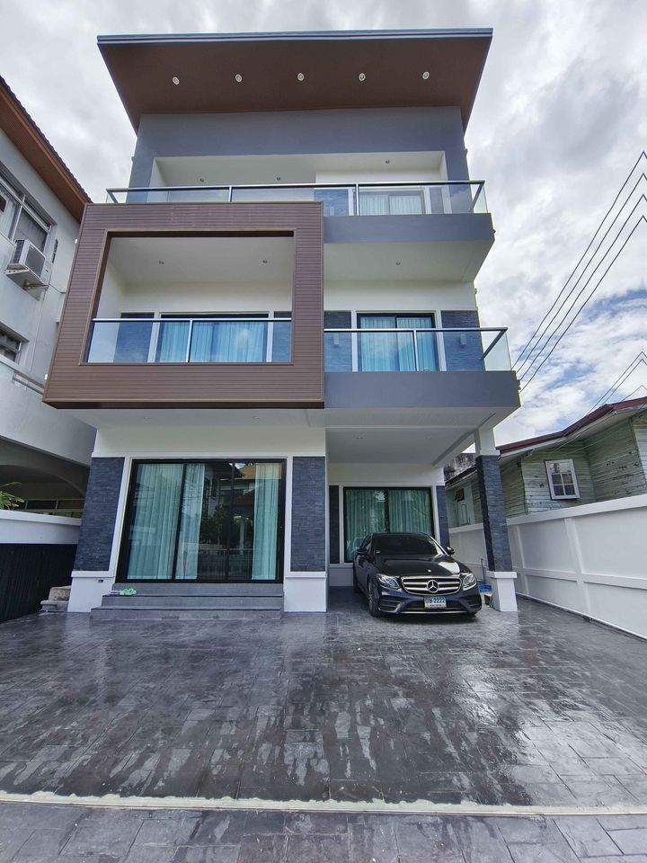 For SaleHouseOnnut, Udomsuk : LL27 3-story detached house for sale, Sukhumvit 65 #near BTS Ekkamai (sold with tenant)