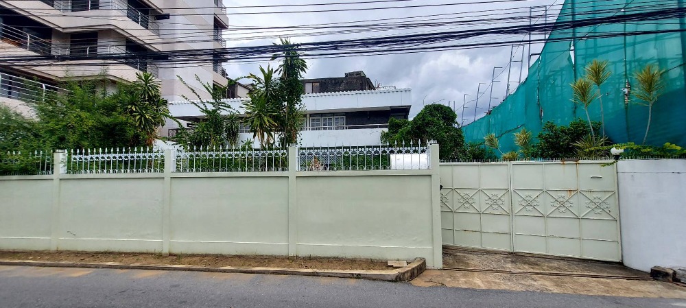 For SaleLandSathorn, Narathiwat : Single house for sale with land 116 wa. On Narathiwat Ratchanakarin Road, Soi 18 Suitable for building a new house.