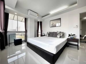 For RentCondoOnnut, Udomsuk : ⭐️ For rent ⭐️ Waterford Sukhumvit 50 2 bedrooms, 2 bathrooms, size 78 sq m, 8th floor, near BTS Onnut, with shuttle bus, electrical appliances and complete furniture. ready to move in