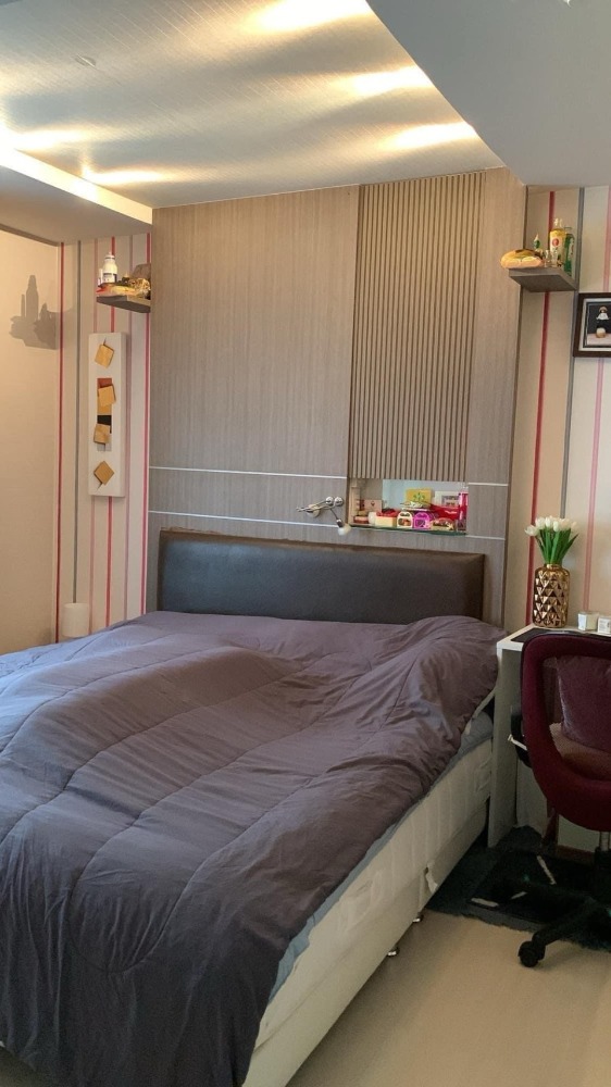 For RentCondoSukhumvit, Asoke, Thonglor : Clover Thonglor 18: 6 SQM. 5th floor, Good vibe, balcony enough space to chilling. Pool view. Newly Renovated unit,Fully furnished, Electronic Appliances All Included. Located in the heart of Thonglo