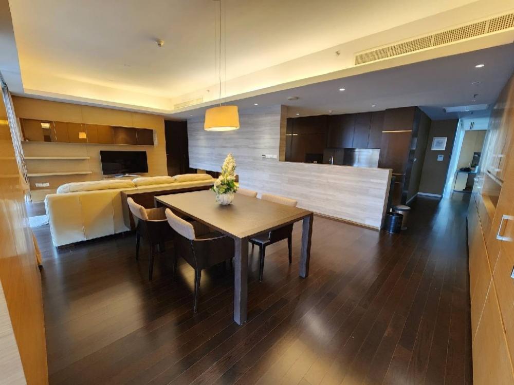 ขายคอนโด : Luxury Condo in Rajdamri, 2 bedroom, high floor, fully furnished. Leasehold : 31/1/2584 (17 years) can be continued.