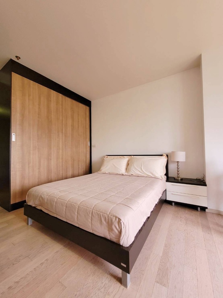 For RentCondoSukhumvit, Asoke, Thonglor : Best price in the Noble Solo building in the heart of Thonglor. But the price is affordable, only 15,000. The room is beautifully decorated, furnished, electrical appliances, ready to move in, 32 sq m, 1 bedroom, 1 bathroom.