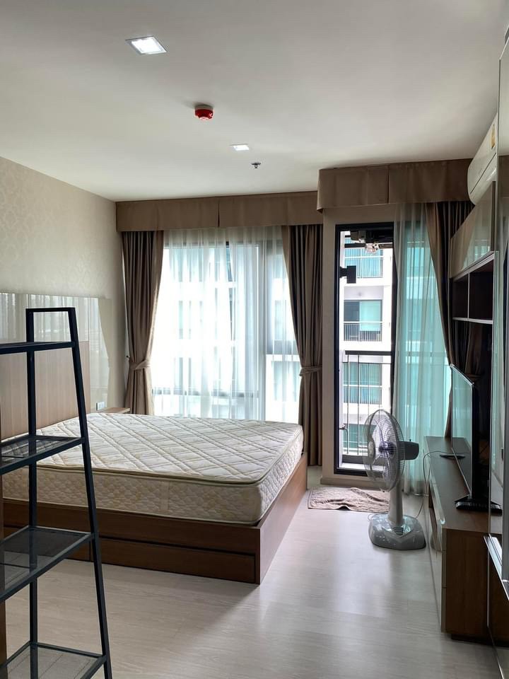 For RentCondoSukhumvit, Asoke, Thonglor : RHYTHM Sukhumvit 36-28  : 24sq m, 16th floor. Near BTS Thonglor .Features include a spacious living area, modern kitchen , in-unit laundry, and a private balcony with stunning city views. Conveniently located near publi