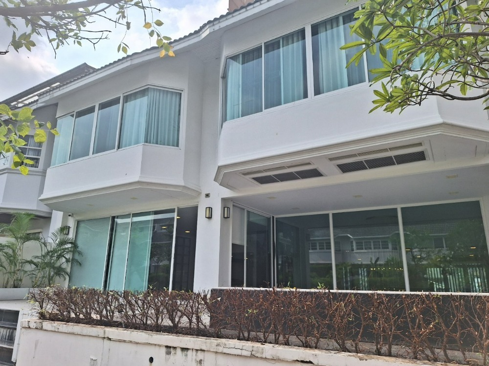 For RentTownhouseSukhumvit, Asoke, Thonglor : HR1233 Sell and rent 4-storey townhouse, Phrom Phak Place Village, Soi Thonglor 25, suitable for home office.