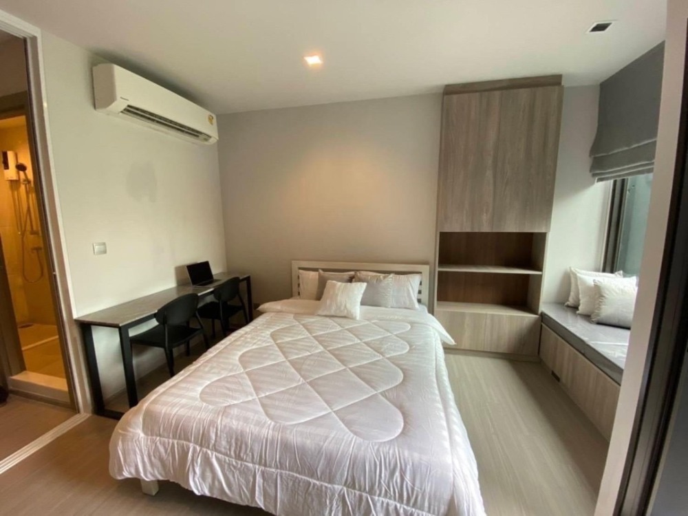 For RentCondoRama9, Petchburi, RCA : Life Asoke - Rama 9  25 sqm., 32th floor, close MRT rama9, The vibe of the place is amazing. Full furniture for electronic appliances. Location is perfect. Many places to socialize with sofas around.F