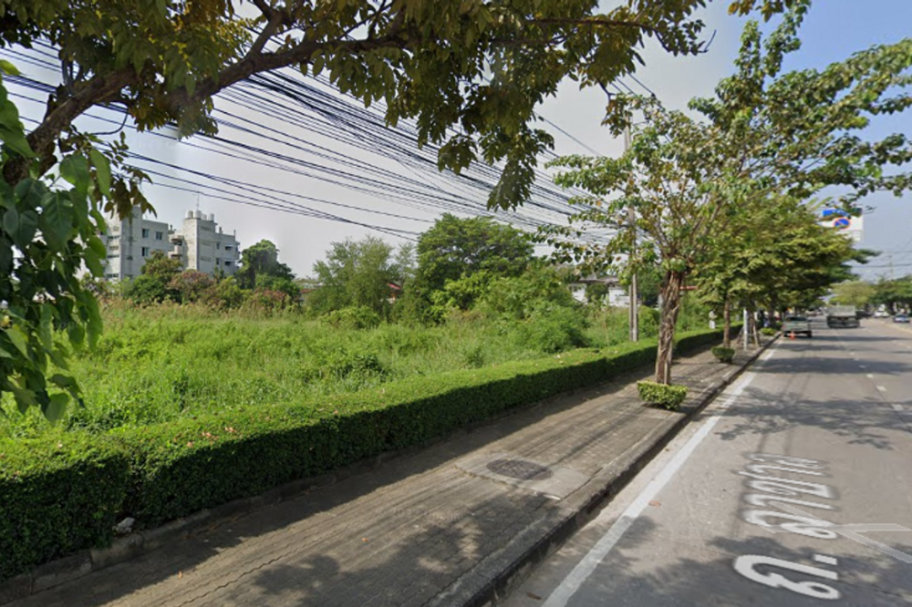 For SaleLandBangna, Bearing, Lasalle : For sale land next to Lasalle road MRT Si La Salle