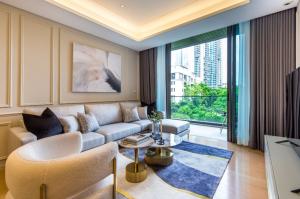 For RentCondoWitthayu, Chidlom, Langsuan, Ploenchit : Baan Sindhorn : 2-bedroom condo with a view of the project//'s tree canopy and Kimpton M